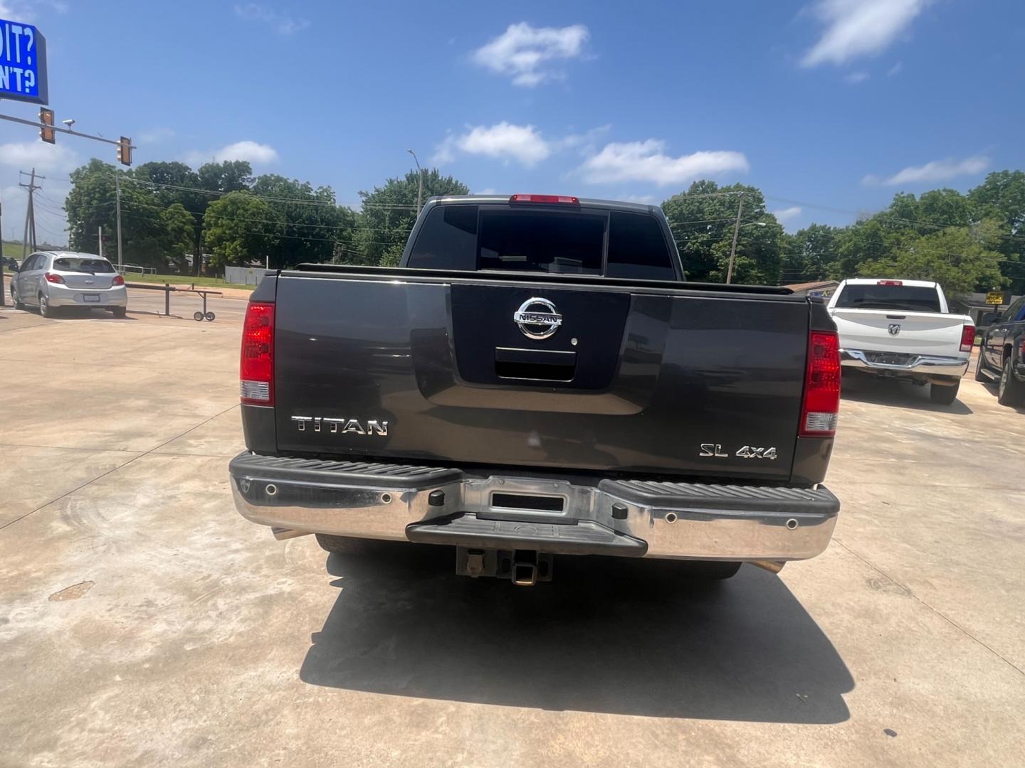 2011 GRAY NISSAN TITAN S; SL; PRO-4X; PRO-4X Crew Cab 4WD SWB (1N6AA0EC2BN) with an 5.6L V8 DOHC 32V engine, 5-Speed Automatic transmission, located at 8101 E. Skelly Dr., Tulsa, OK, 74129, (918) 592-3593, 36.121891, -95.888802 - Photo#4